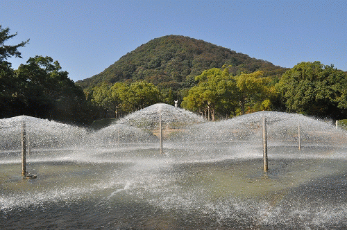 噴水ごしの甲山.gif